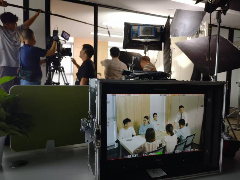 南充TVC拍摄公司：科技产品视觉化大师，诠释未来感与功能美学